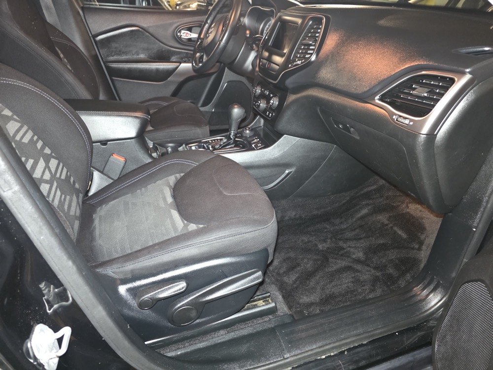 The same Jeep interior after a full interior detail — carpets and seats cleaned